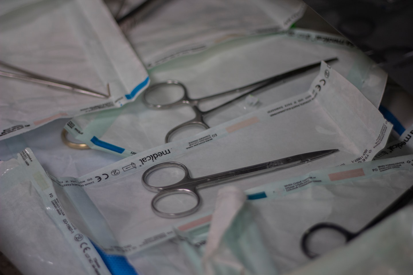 Sterile medizinische Instrumente in versiegelter Verpackung auf einem Tisch.