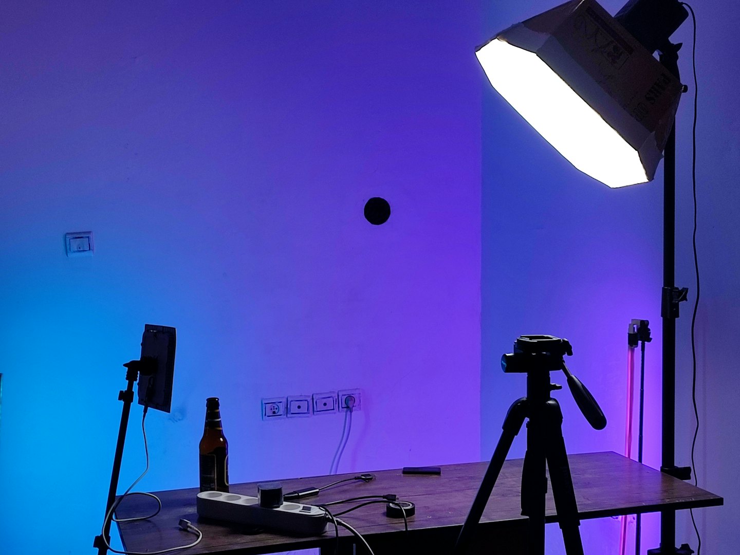 Smartphone, Stativ und Softbox auf einem Tisch für die Content-Erstellung.